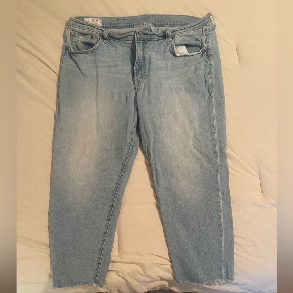 Gap Girl Friend Mid Rise crop jeans.  Size 33/16s